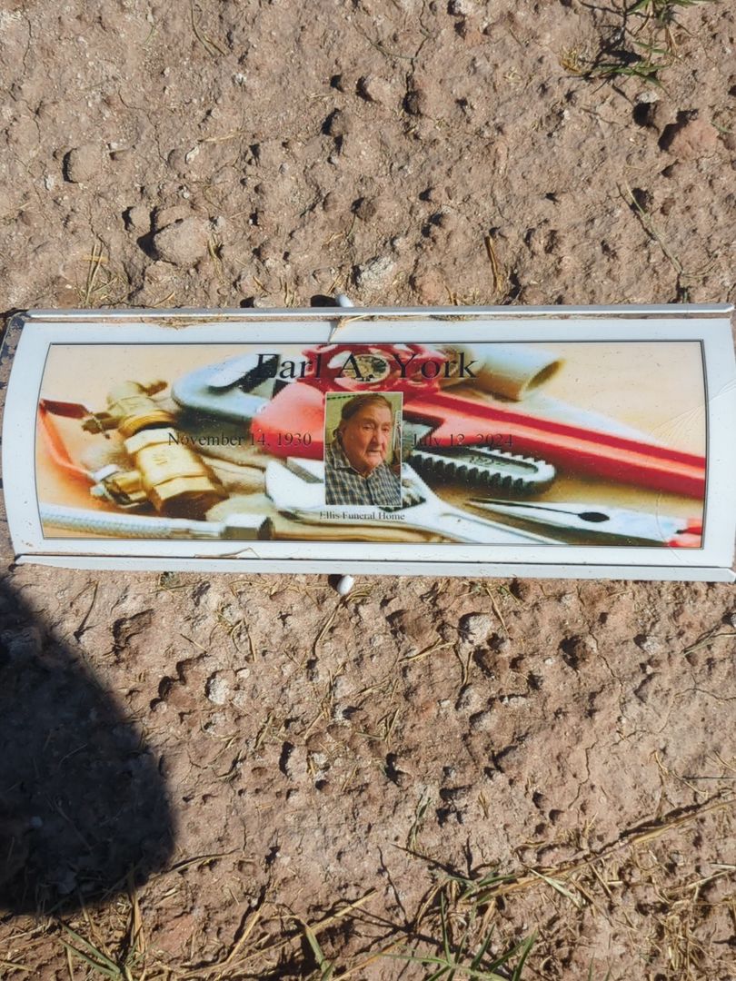 Earl A. York's grave. Photo 1