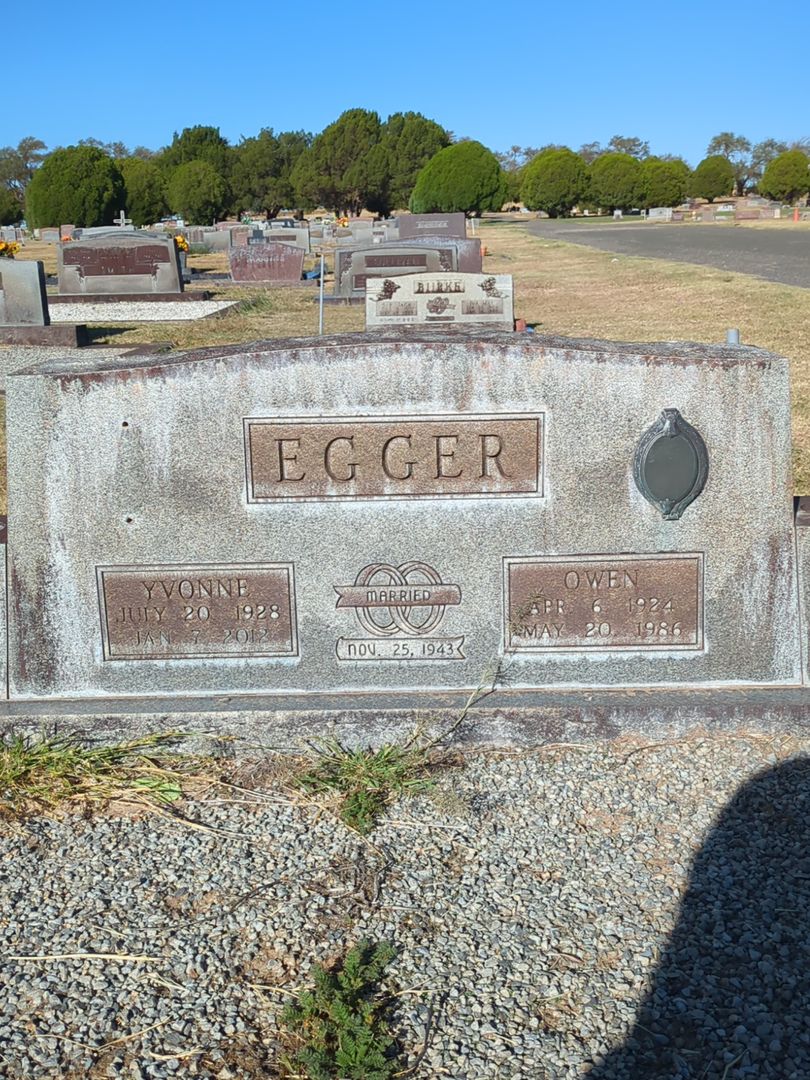 Yvonne Cross Egger's grave. Photo 1