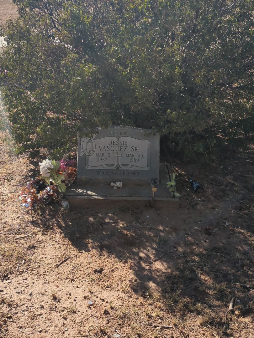 Jessie Vasquez Senior's grave. Photo 1