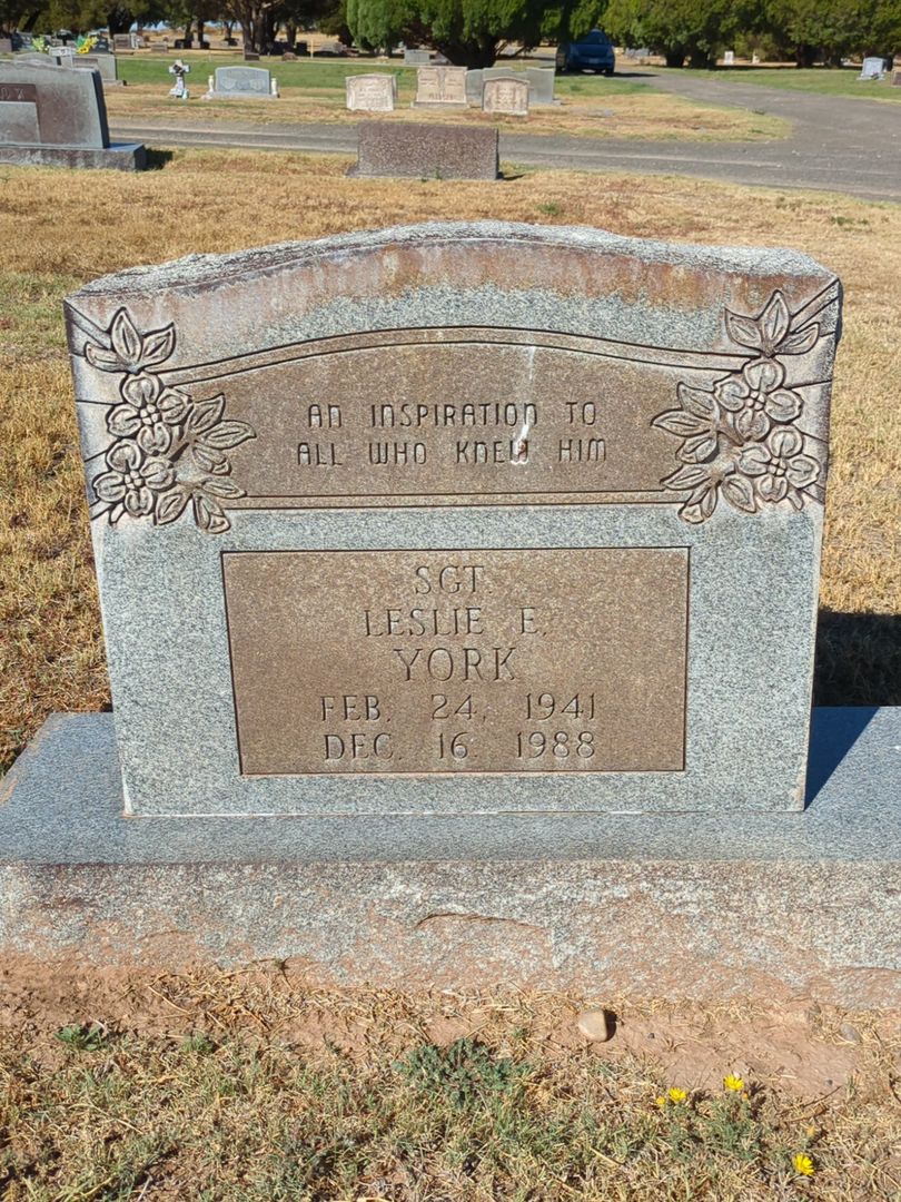 Leslie Eugene York's grave. Photo 1