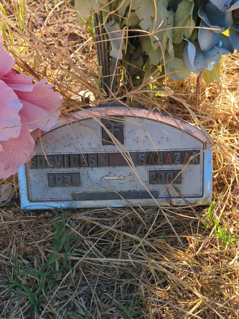 Edeviges Salazar's grave. Photo 1