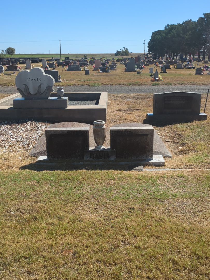 Gladys Lackey Davis's grave. Photo 1