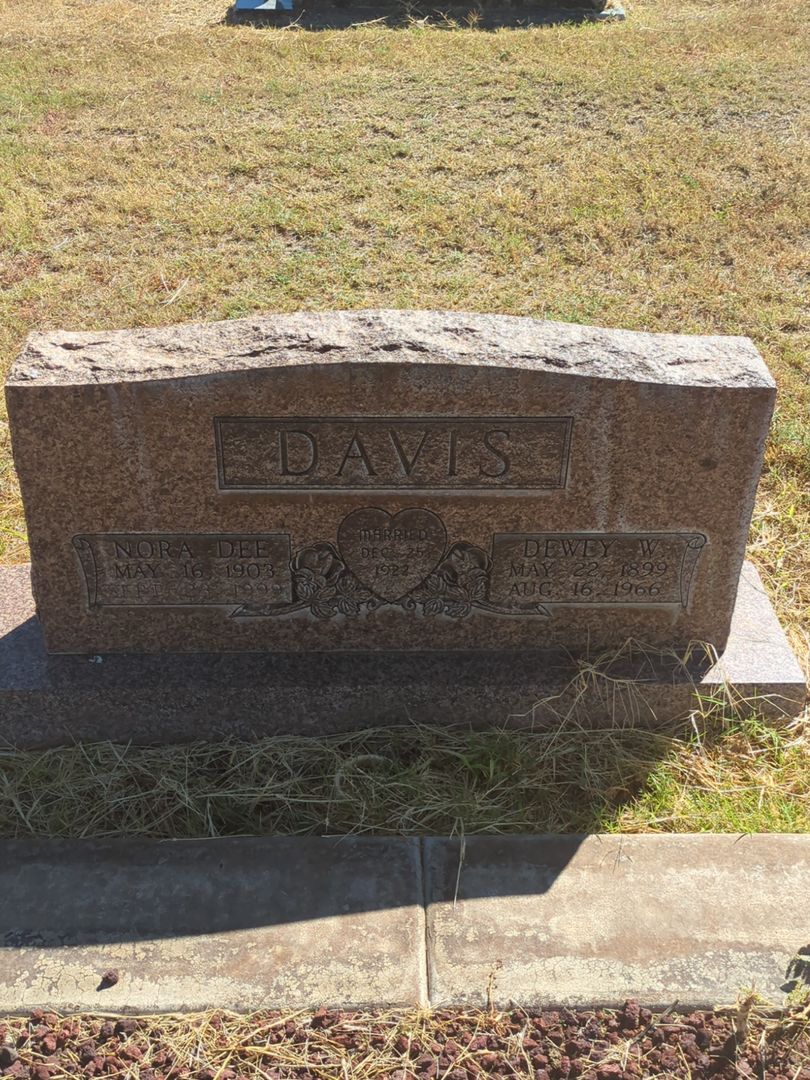 Dewey W. Davis's grave. Photo 1