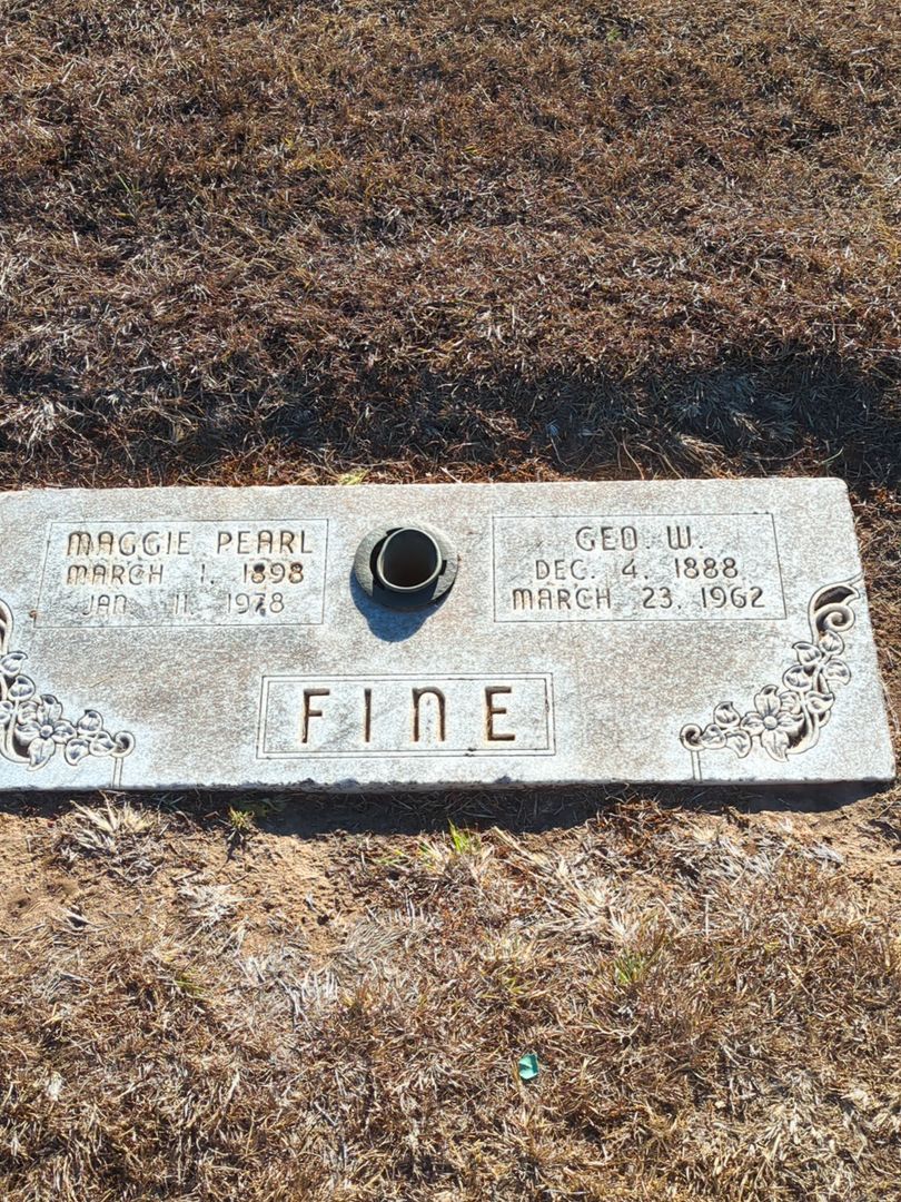 Maggie Pearl Fine's grave. Photo 1