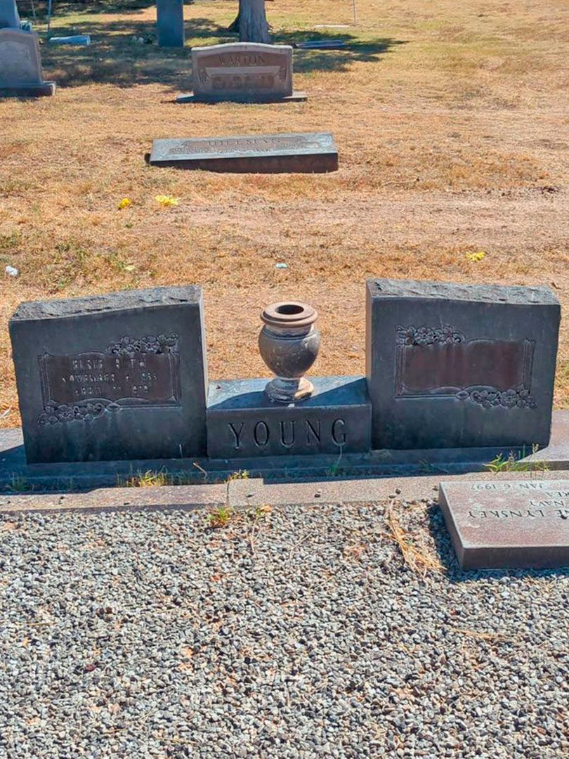Elsie Ruth Young's grave. Photo 1