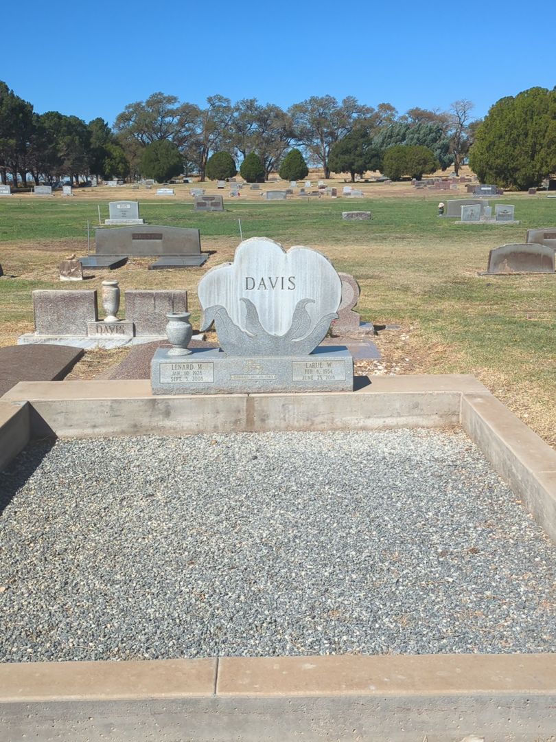 Lenard M. Davis's grave. Photo 1