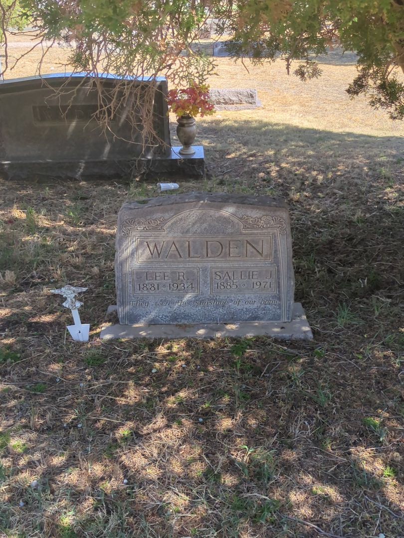 Lee R. Walden's grave. Photo 1