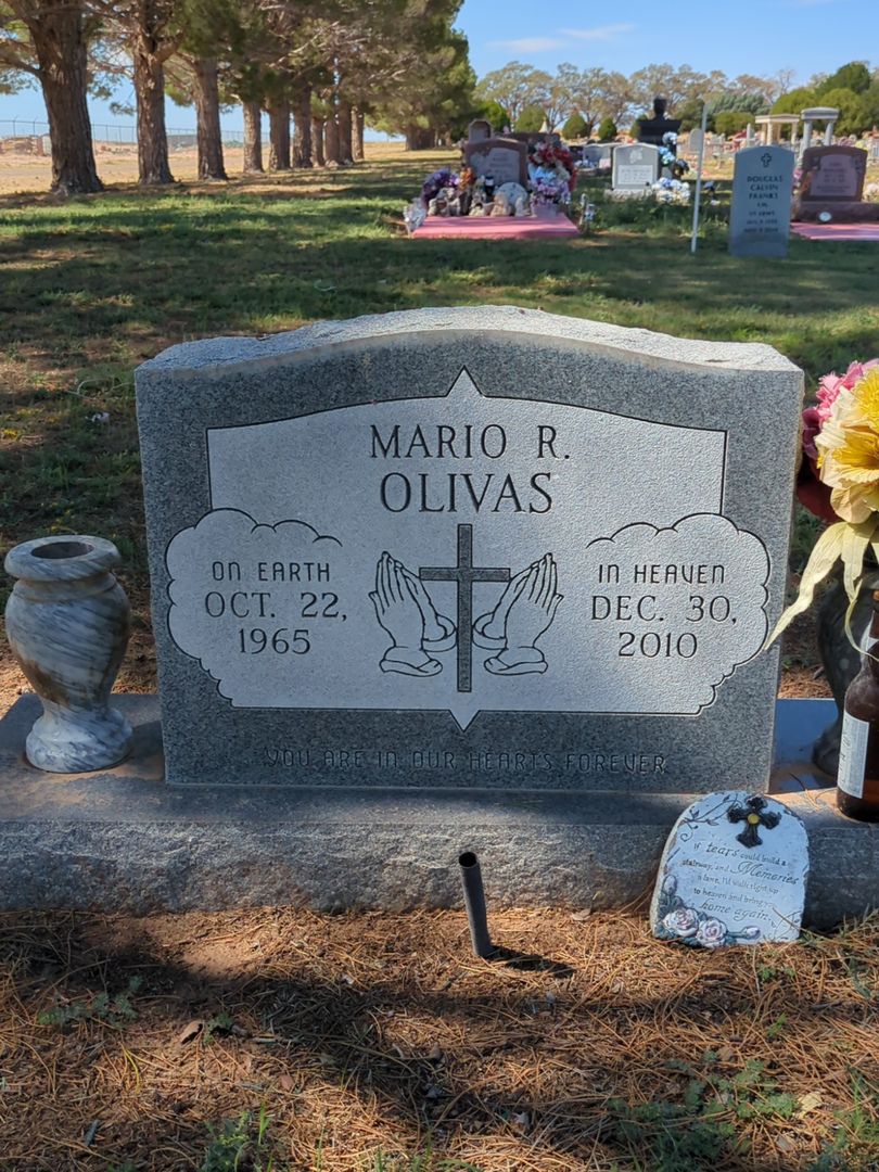 Mario R. Olivas Senior's grave. Photo 1