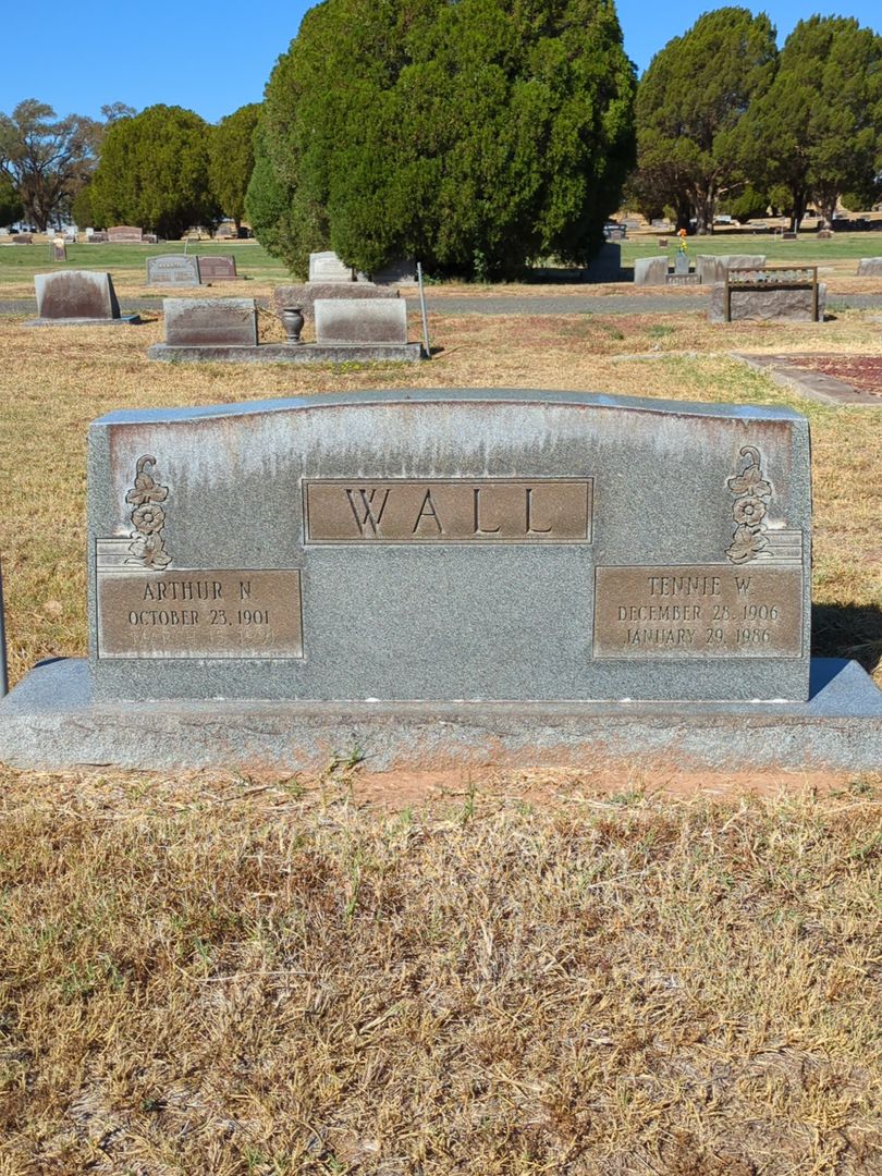 Tennie W. Wall's grave. Photo 1