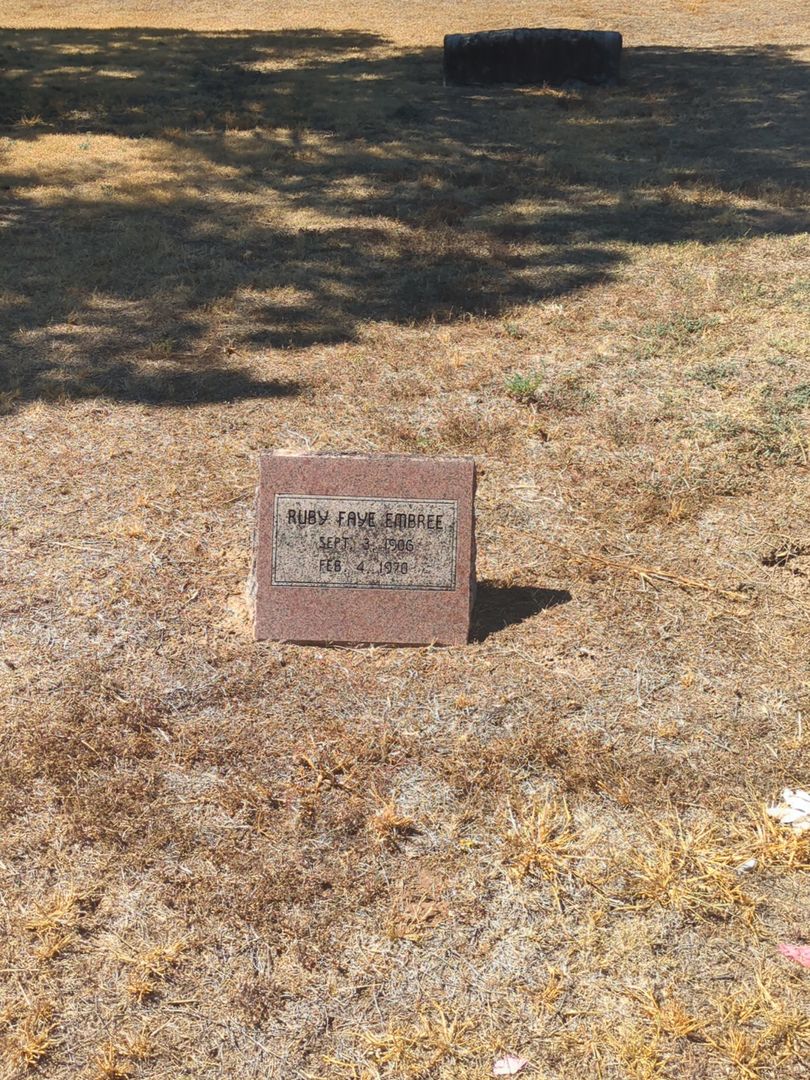 Ruby Faye Embree's grave. Photo 1