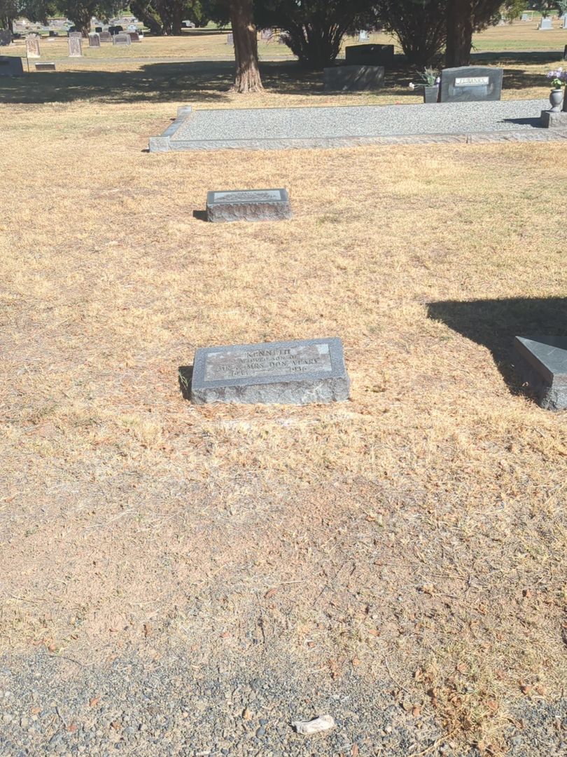 Kenneth Yeary's grave. Photo 1